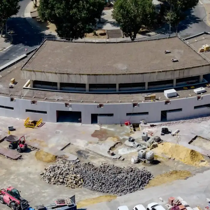 Captura aérea de los accesos y la estructura exterior de la estación bajo reforma.
