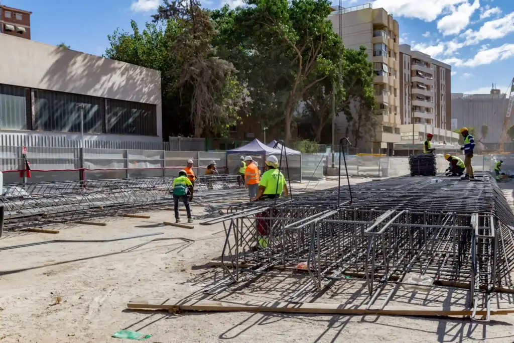 Vista general del área de trabajo con estructuras de acero preparadas para el hormigonado.