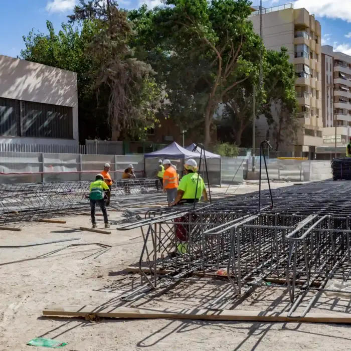 Vista general del área de trabajo con estructuras de acero preparadas para el hormigonado.