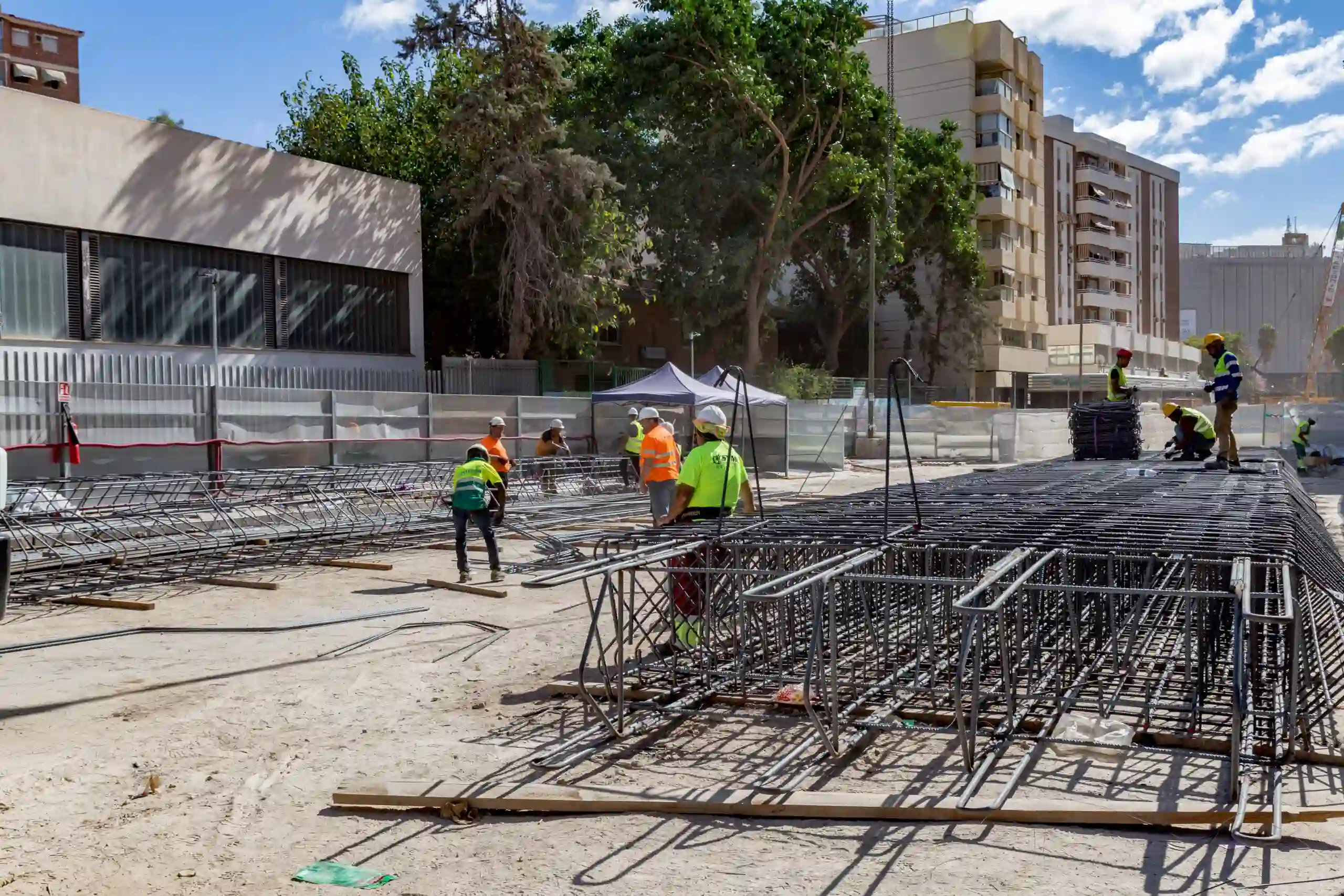 Vista general del área de trabajo con estructuras de acero preparadas para el hormigonado.