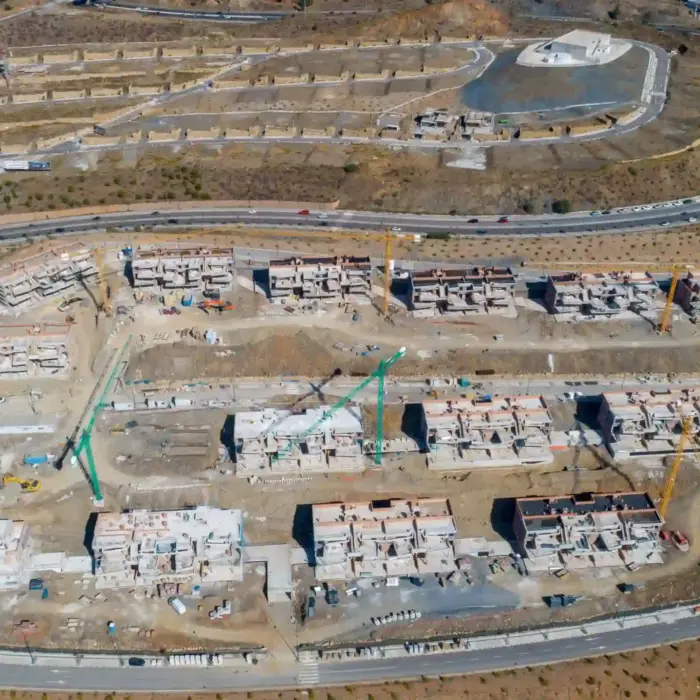 Avance de obra en edificios residenciales, capturando la escala y distribución del proyecto.