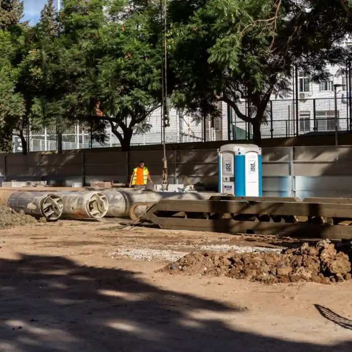 Operarios trabajando en la zona de cimentación y pilotes durante las obras del suburbano.