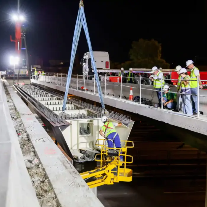 inspección de estructuras en altura durante la noche