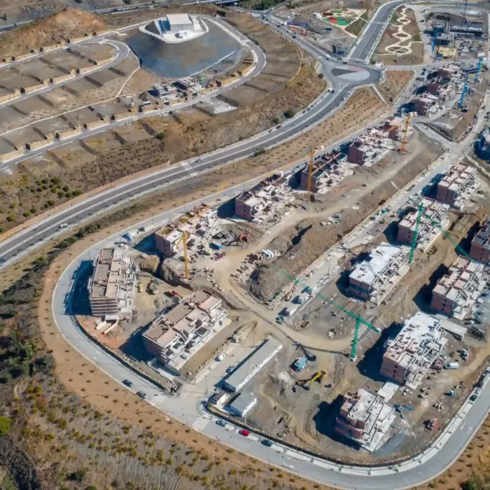 Integración de la edificación residencial con la topografía y viales del terreno.