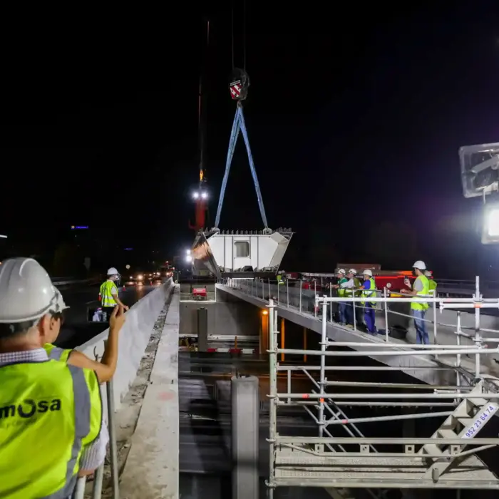 Seguimiento de maniobras complejas con drones y cámaras terrestres.