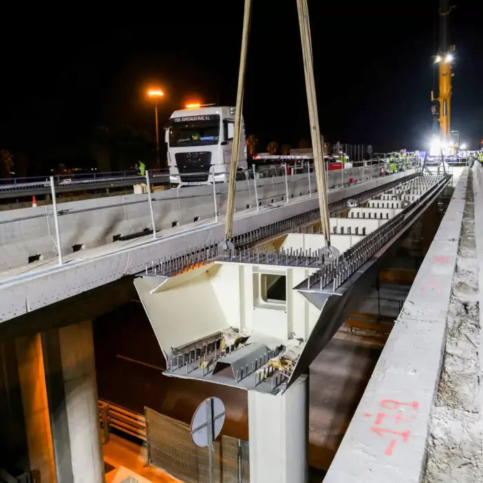 Transporte y colocación de estructuras pesadas en obra del bus vao