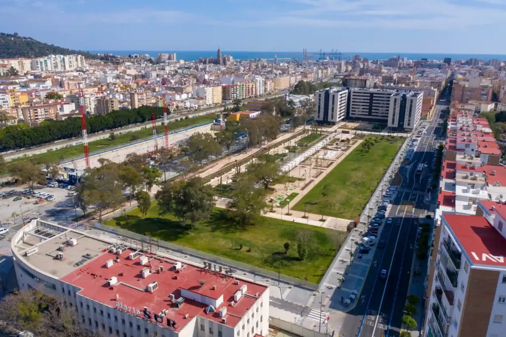 proyeUn reportaje aéreo que documenta la obra finalizada del Parque Martiricosctos
