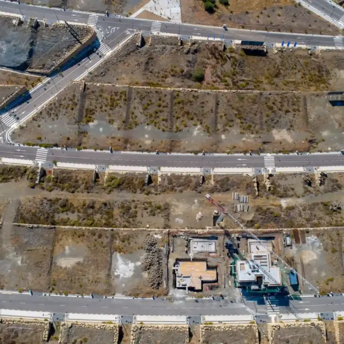 Fotografía aérea de alta calidad de parcelas urbanizadas para promotores y constructores.