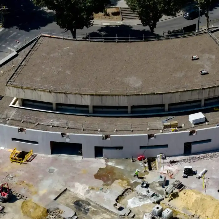 Primer plano de la nueva cubierta de la Estación de Autobuses de La Línea durante el proceso de impermeabilización.