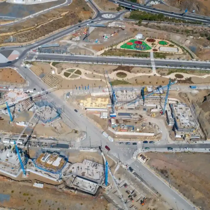 Supervisión aérea del progreso constructivo en parcelas residenciales de alta densidad.