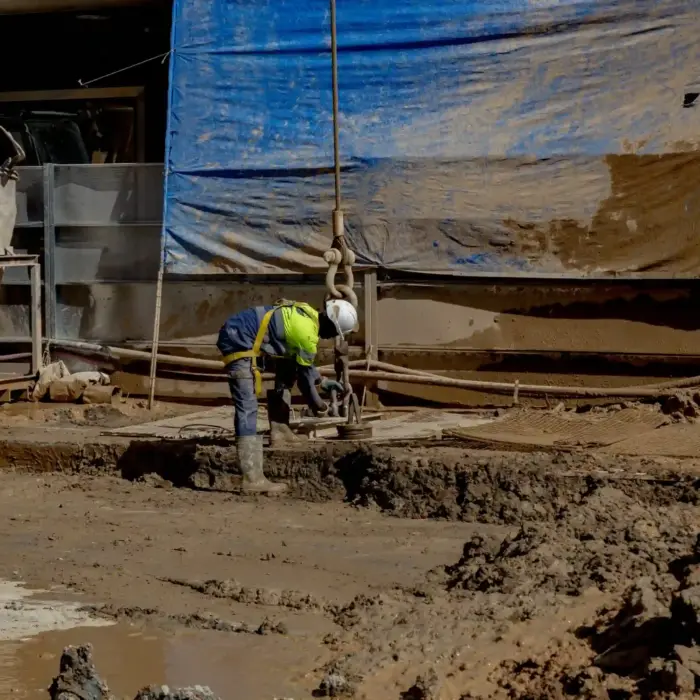 Técnico realizando trabajos de ensamblaje de acero en la obra del Metro.