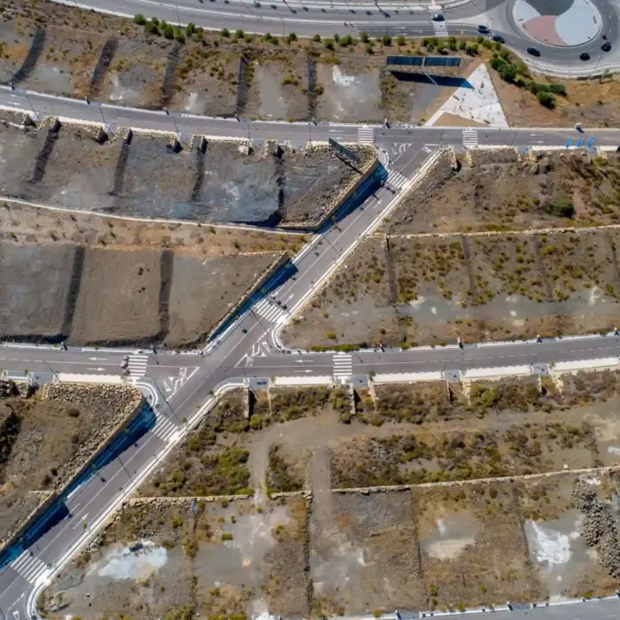 Vista cenital de cruce de viales y parcelas en Colinas del Limonar, Málaga.