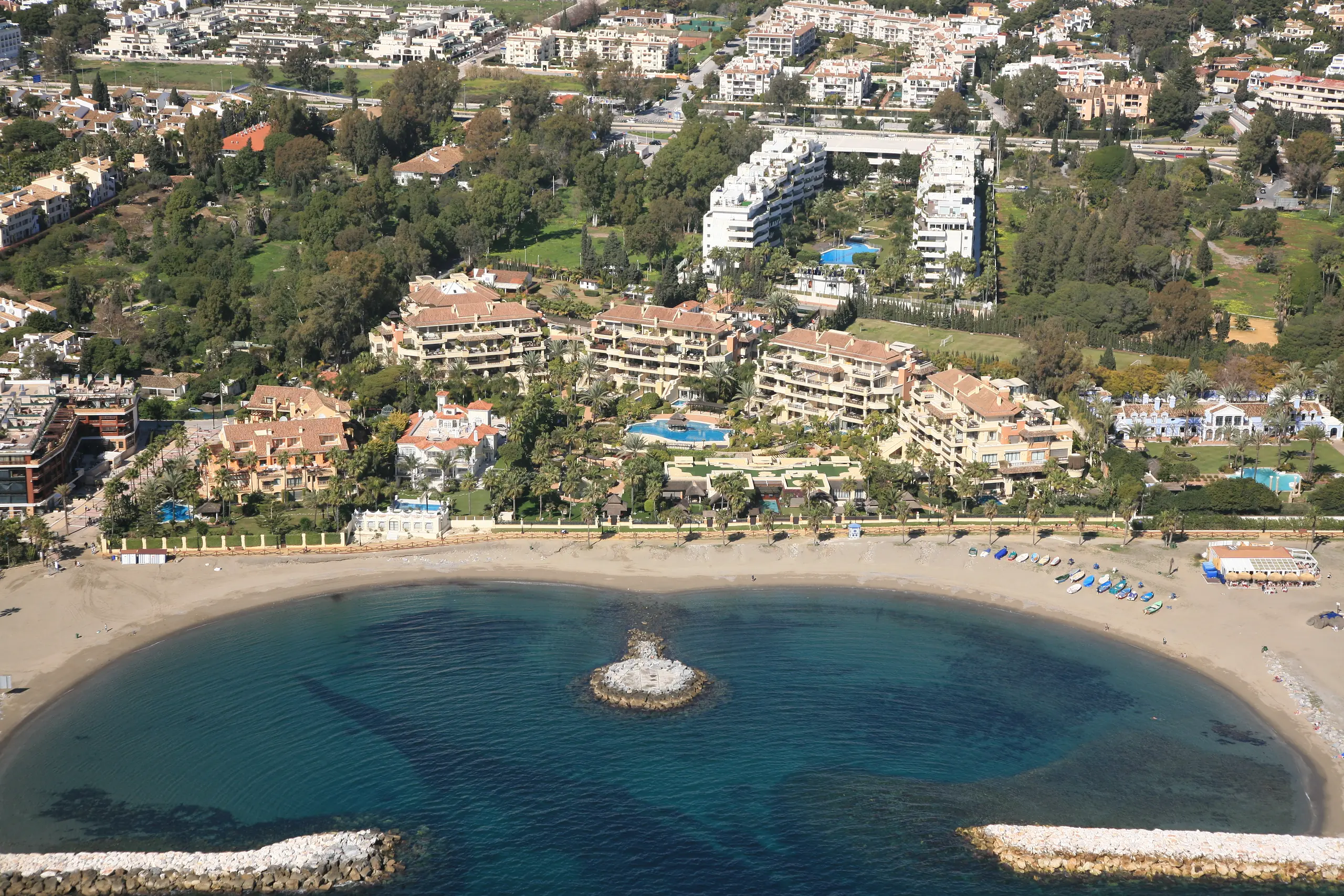 Vista aérea de la playa y el litoral de Puerto Banús, Marbella