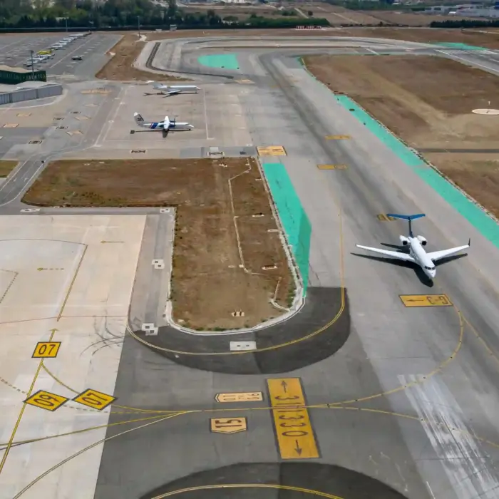 Avión privado circulando por las calles del Aeropuerto de Málaga