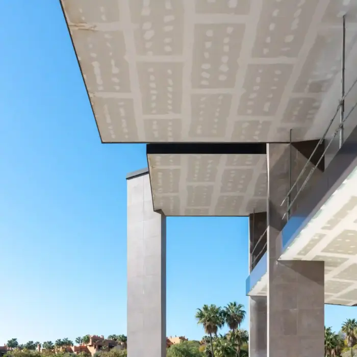 Detalle en contrapicado de voladizos y techos terminados en una villa de lujo en Marbella.