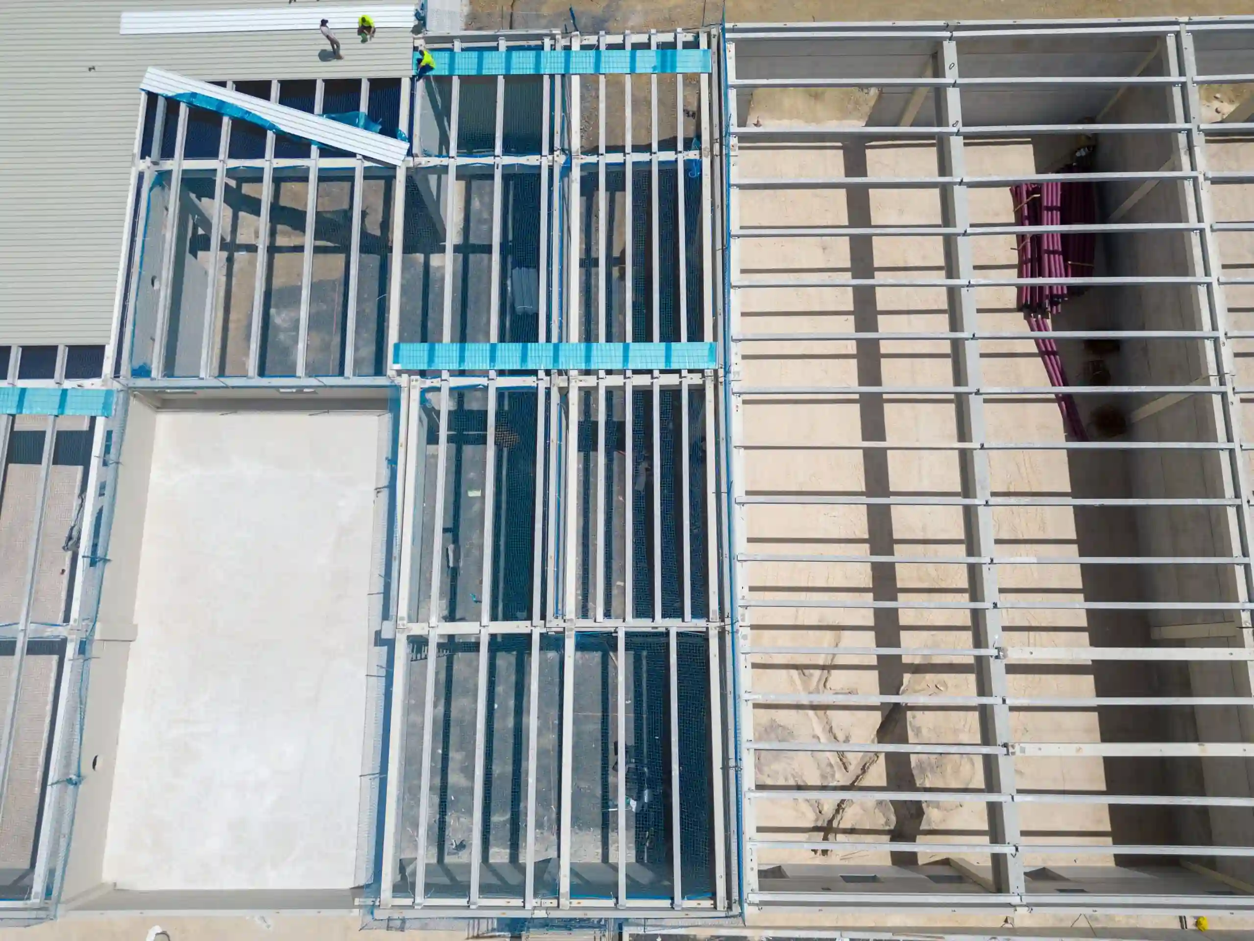 Coordinación de seguridad antes de una sesión con dron en obra
