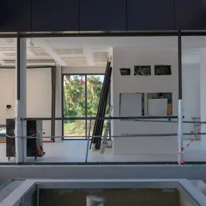 Interior de villa de alta gama en construcción en Puerto Banús con grandes ventanales