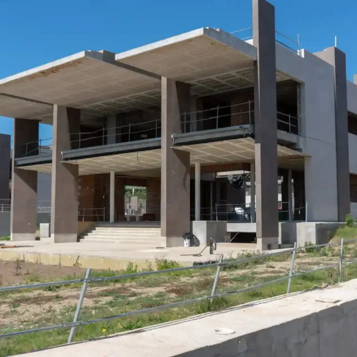 estructura de villa de lujo mostrando los volúmenes y el entorno en Puerto Banús.