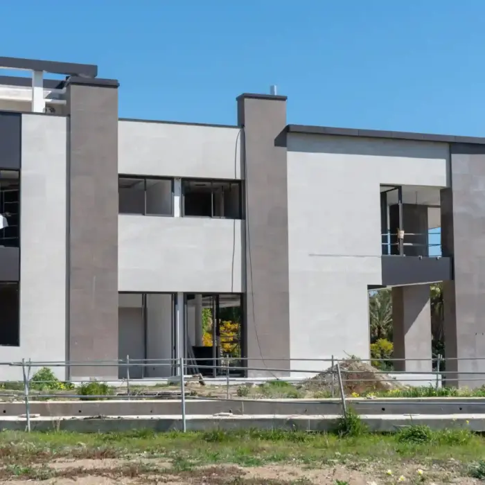 Fotografía de la fachada exterior centrada en los acabados de piedra en Marbella