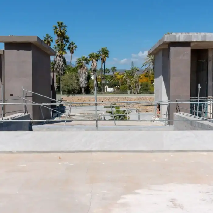 la integración arquitectónica con el paisaje emblemático de Marbella tomada con drones