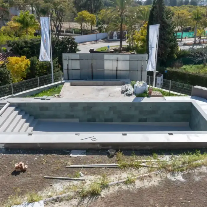 Construcción de piscina infinita en villa de alta gama en Puerto Banús, Marbella.