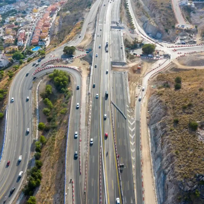 Detalle aéreo de los ramales curvos y el diseño geométrico del nuevo enlace tipo diamante en Benalmádena.