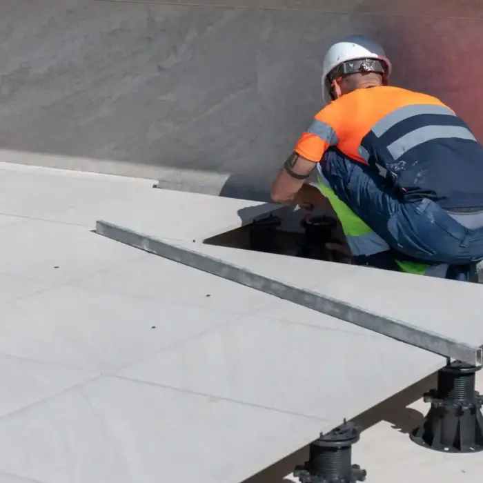 Fotografía de instalación de pavimentos técnicos en villas de lujo