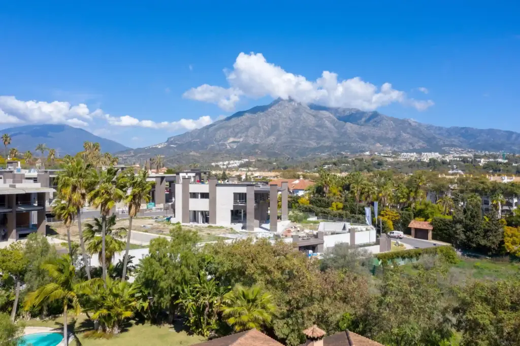 Fotografía aérea de villas de lujo con vistas a La Concha Marbella