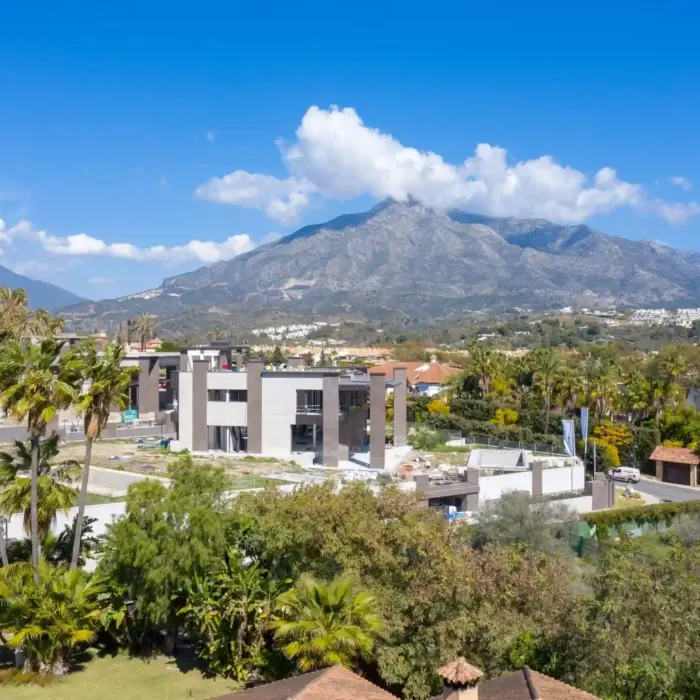 Fotografía aérea de villas de lujo con vistas a La Concha Marbella
