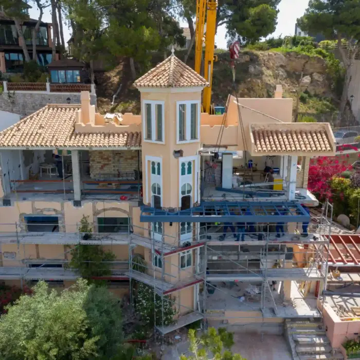 Registro visual continuo de la evolución de fachadas y forjados en zona residencial.