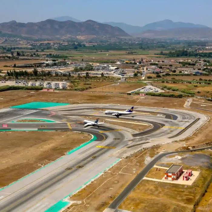 Fotografía aérea de gran angular que muestra el complejo aeroportuario de Málaga