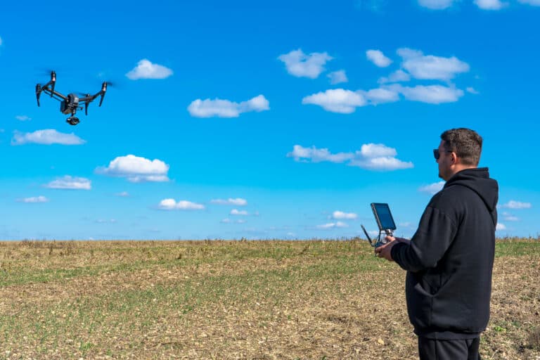 ¿me permite la ley volar drones en españa? guía completa