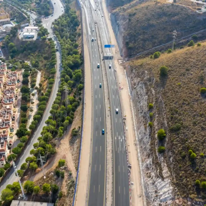 Perspectiva aérea del tronco principal de la autopista AP-7 y carriles de trenzado en Benalmádena.