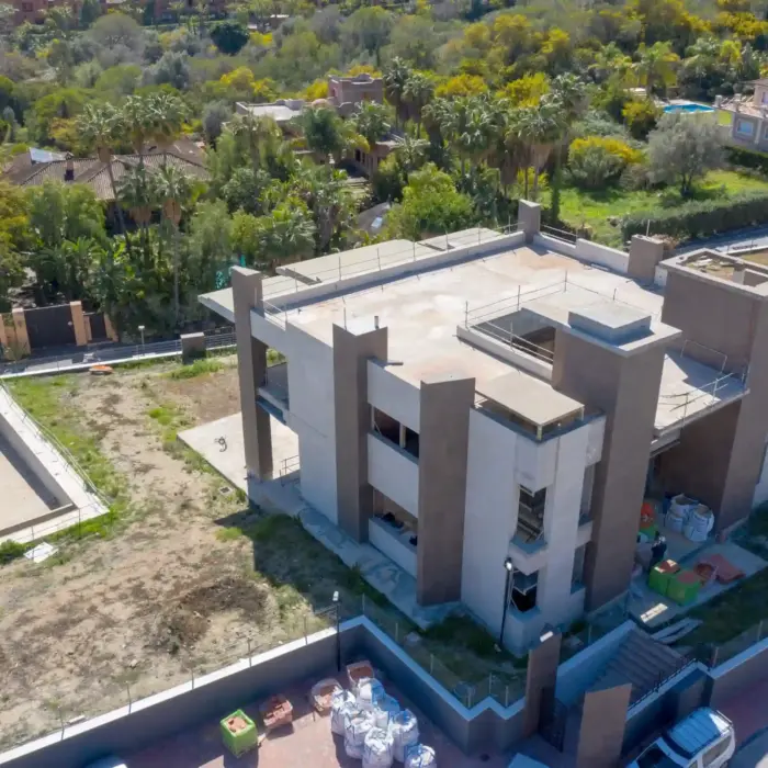 Fotografía con dron de villa de lujo en parcela en la Costa del Sol