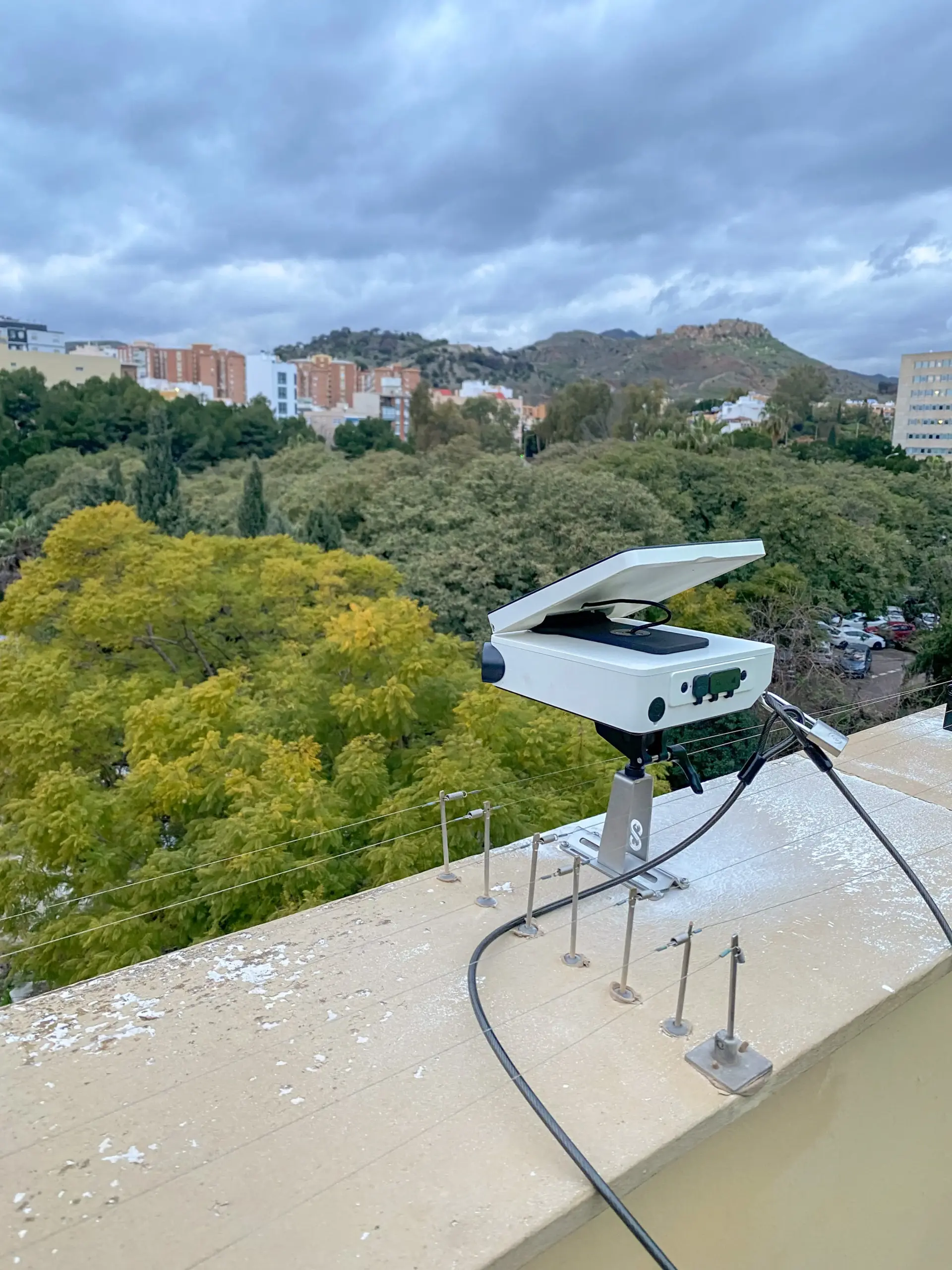 Detalle de los anclajes y cable de seguridad del soporte de la cámara fija