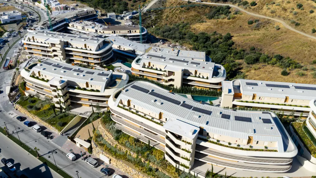 Fotografía aérea de un complejo residencial con piscinas en la Costa del Sol