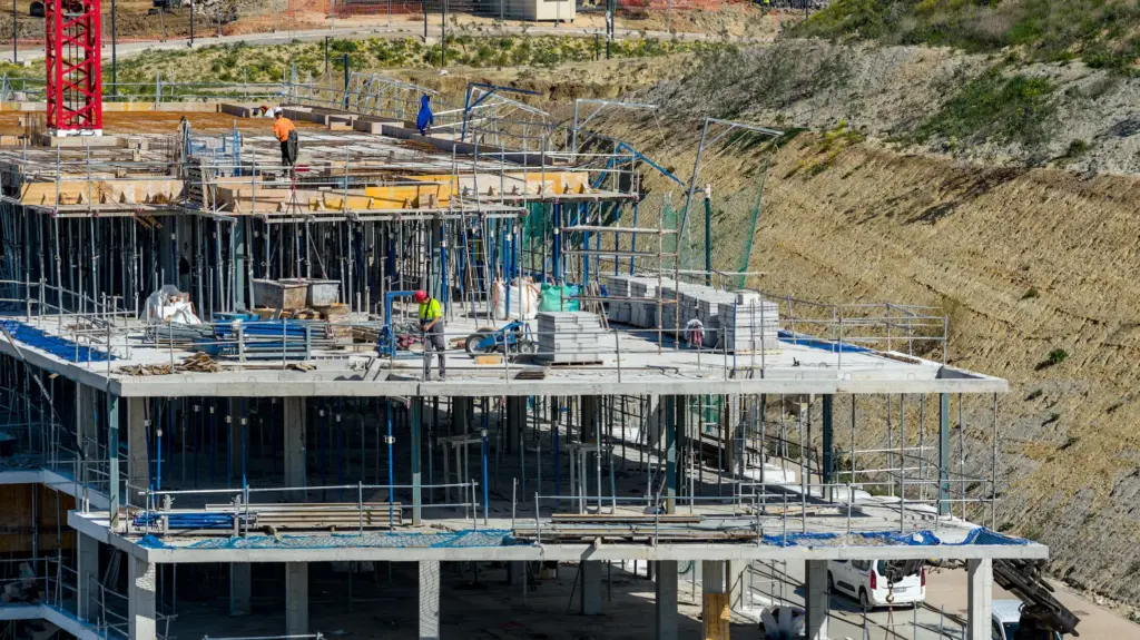 Vista aérea con dron de una obra en fase de estructura en Málaga