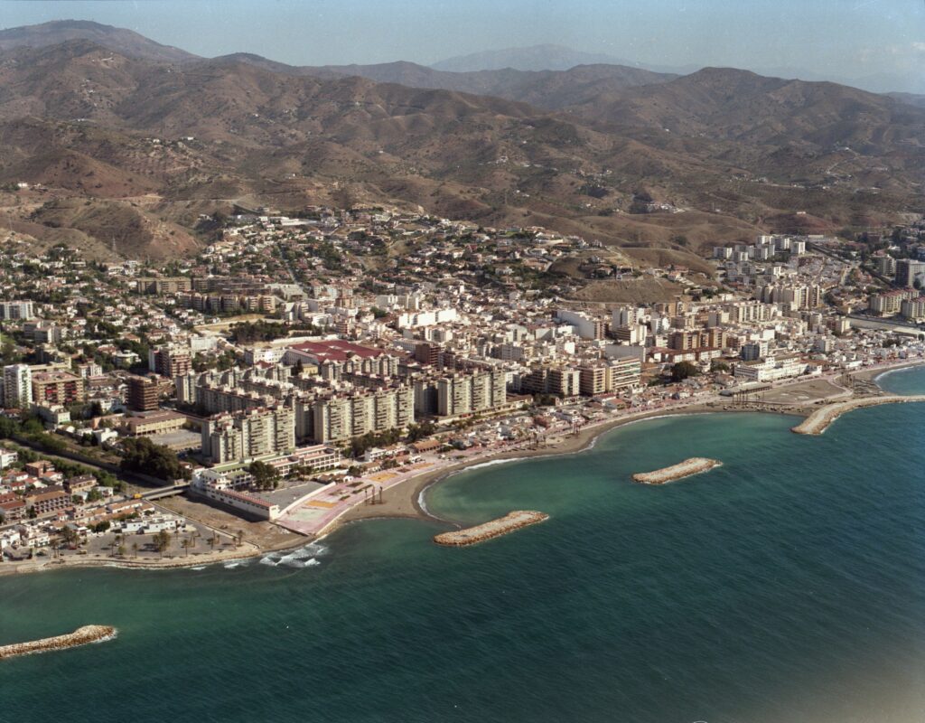 Fotografía aérea histórica de la costa de Málaga tomada desde avioneta en 1989