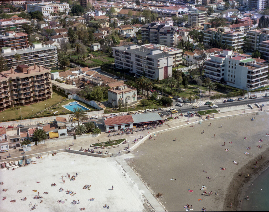 Fotografía aérea histórica de la playa de El Merlo en Málaga, del archivo de Escair