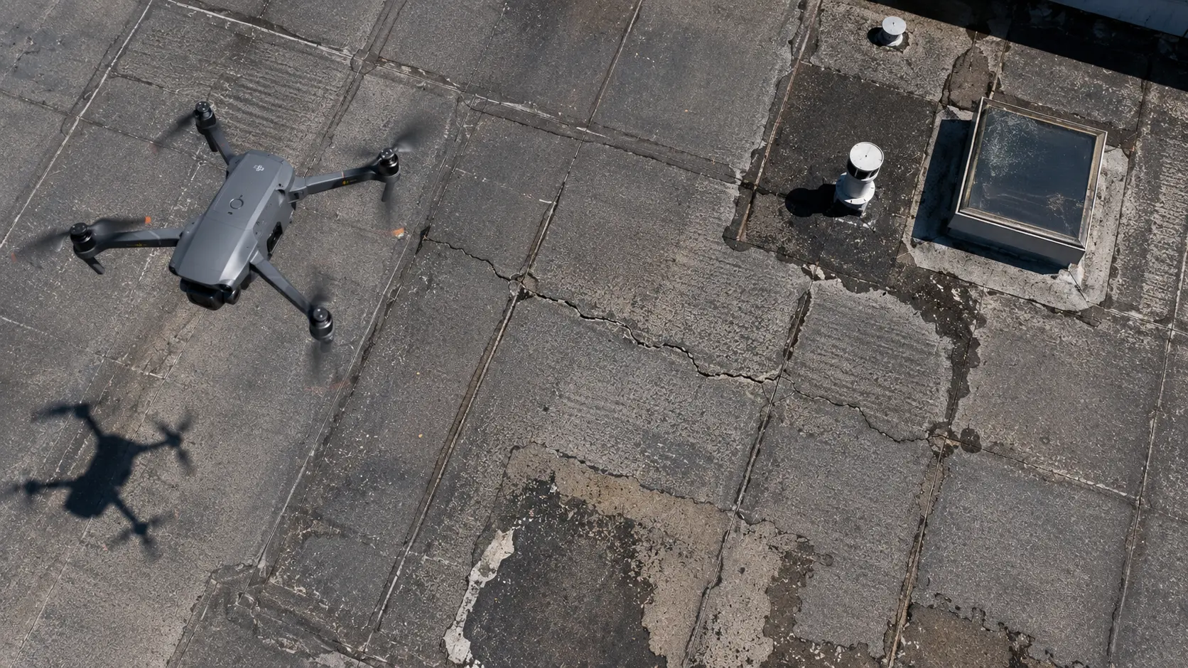 Dron profesional revisando grietas y zonas deterioradas en una cubierta