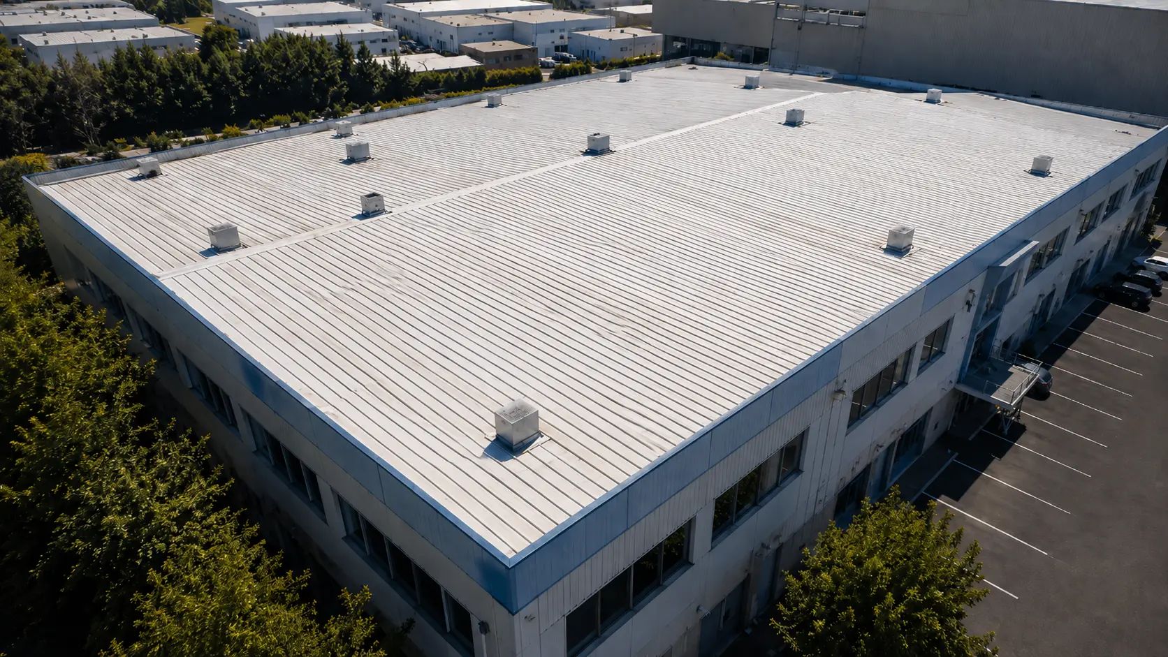 Vista aérea de una cubierta industrial revisada sin andamios mediante dron profesional