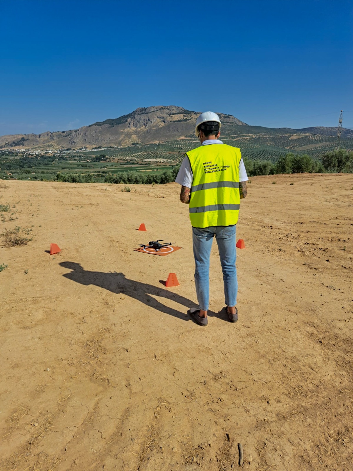 Piloto de Escair operando un dron profesional en campo