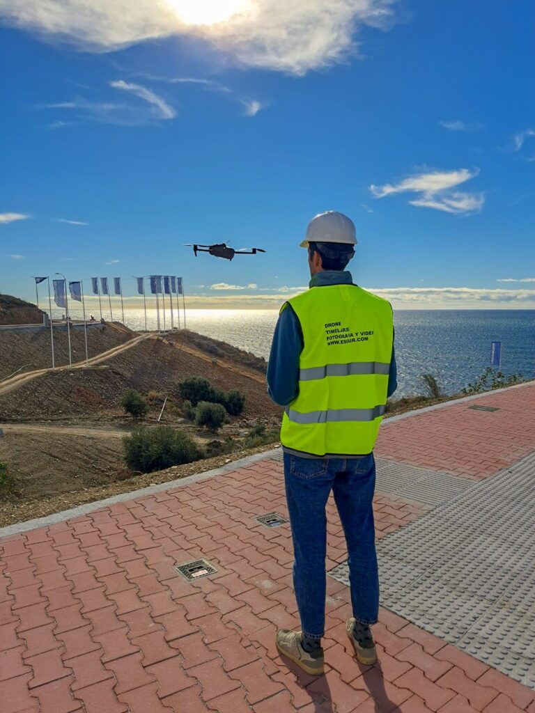 Piloto de Escair controlando un dron sobre una obra de urbanización