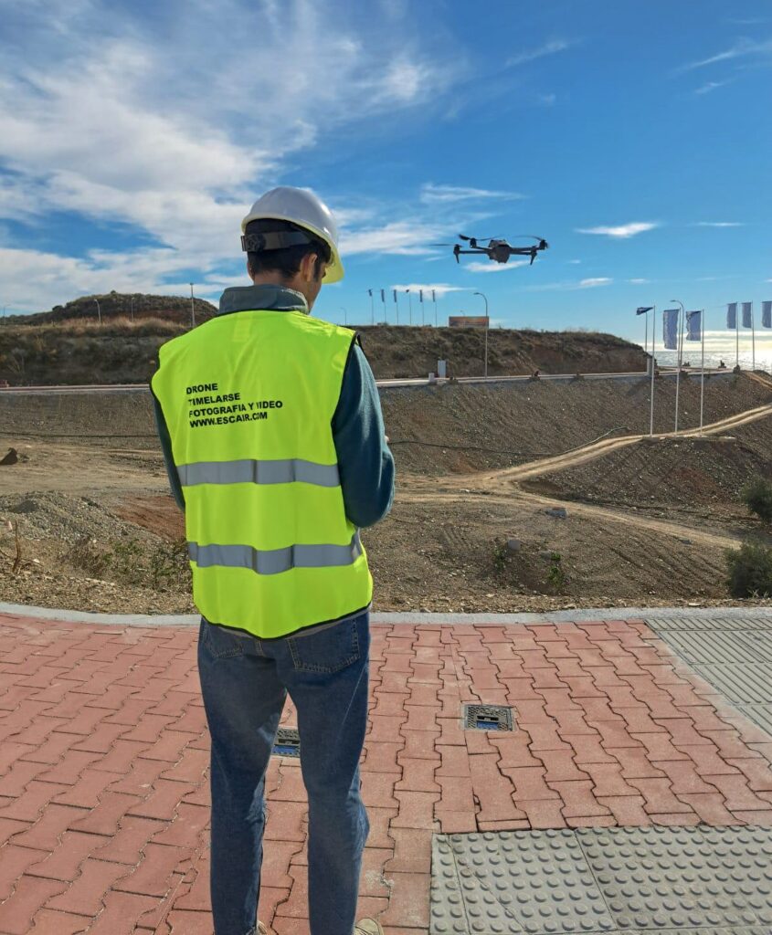 Piloto de Escair operando un dron junto a la costa de Málaga