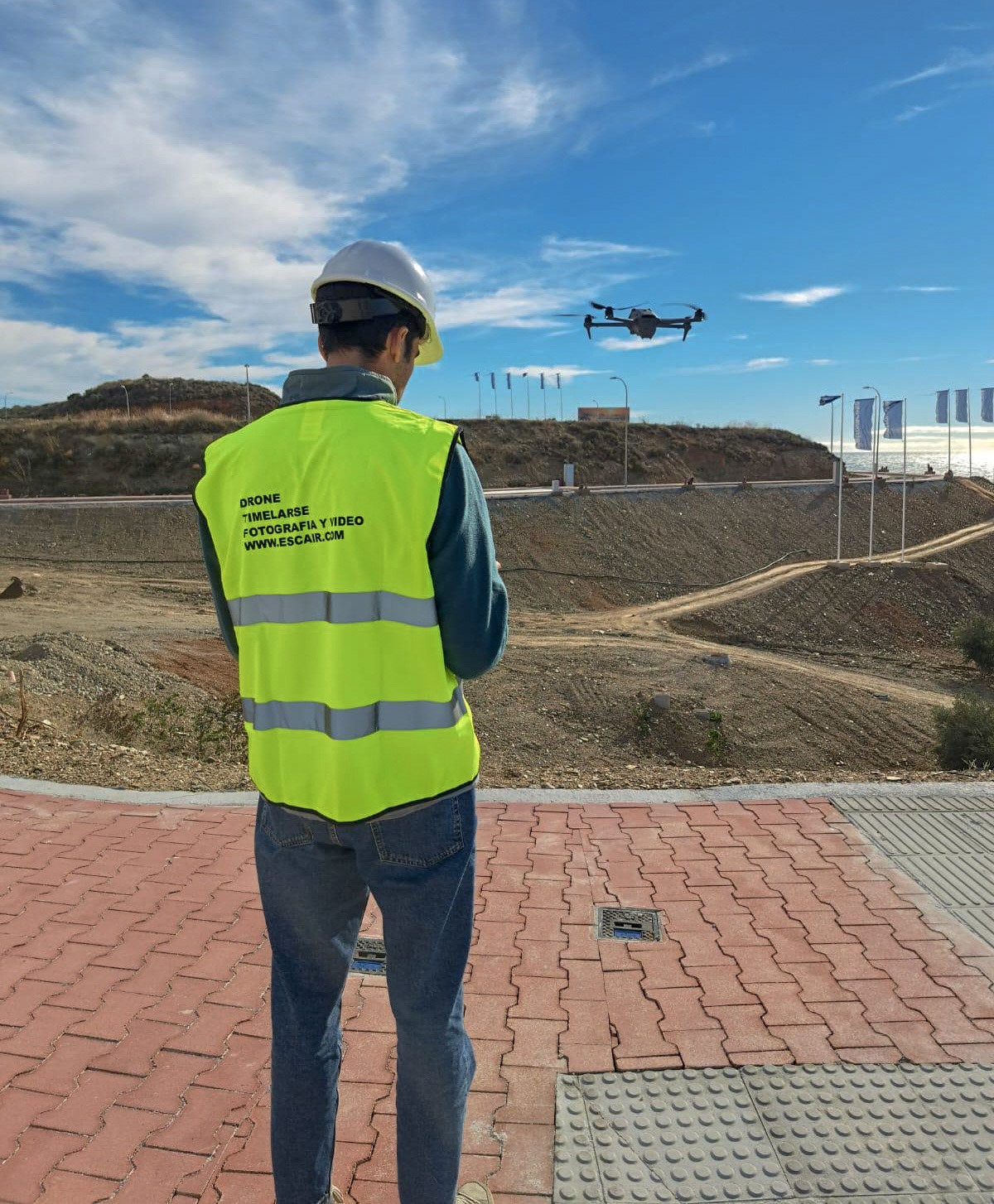 Piloto de Escair operando un dron junto a la costa de Málaga durante una sesión aérea